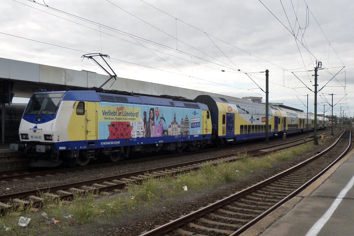 Metronom 146-02 verliebt sich auf Lüneburg, steht am 27 April 2015 jedoch in Bremen Hbf.