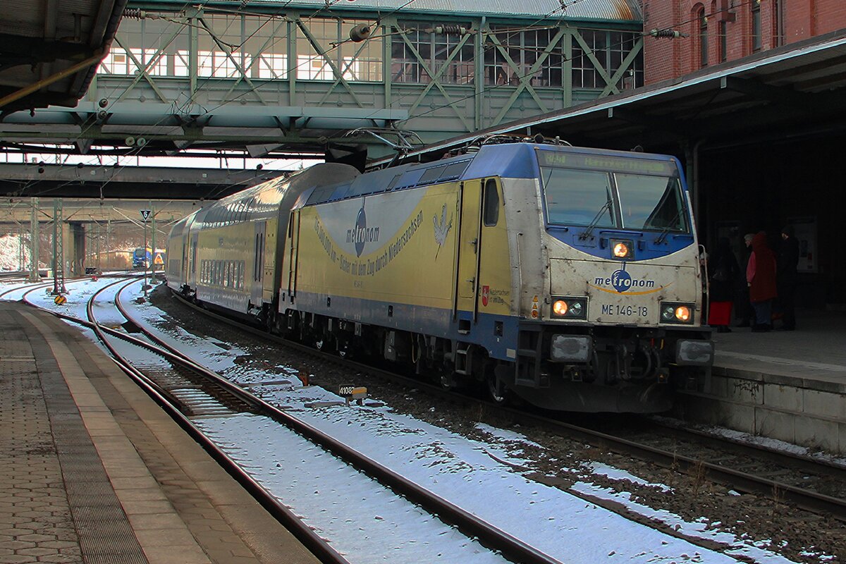 Metronom 146-18 steht am 20 Februar 2026 in Hambrug-Harburg mit ein RE nach Hannover.