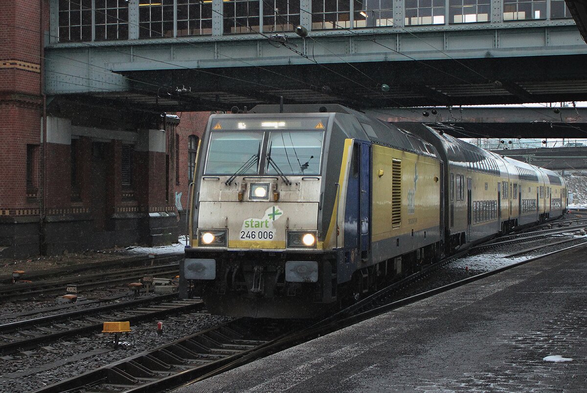Metronom 246 006 treft am grauen 13 Februar 2026 in Hamburg-Harburg ein mit ein RE aus Cuxhaven.
