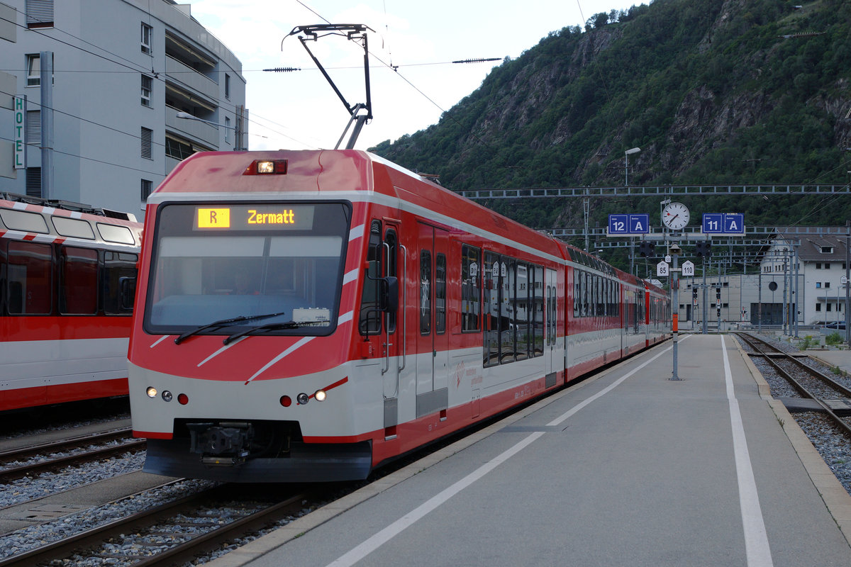 MGB: Bahnhof Brig mit Regionalzügen von Zermatt und nach Visp am späten Abend des 19. Juni 2016.
Foto: Walter Ruetsch