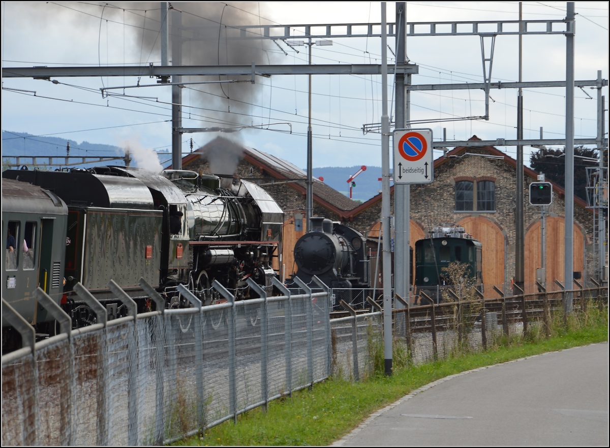 Mikado 141 R 1244 in Romanshorn mit einem Sonderzug nach Brugg. Vor dem Lokorama kommt richtig nostalgische Atmosphre auf. August 2014.