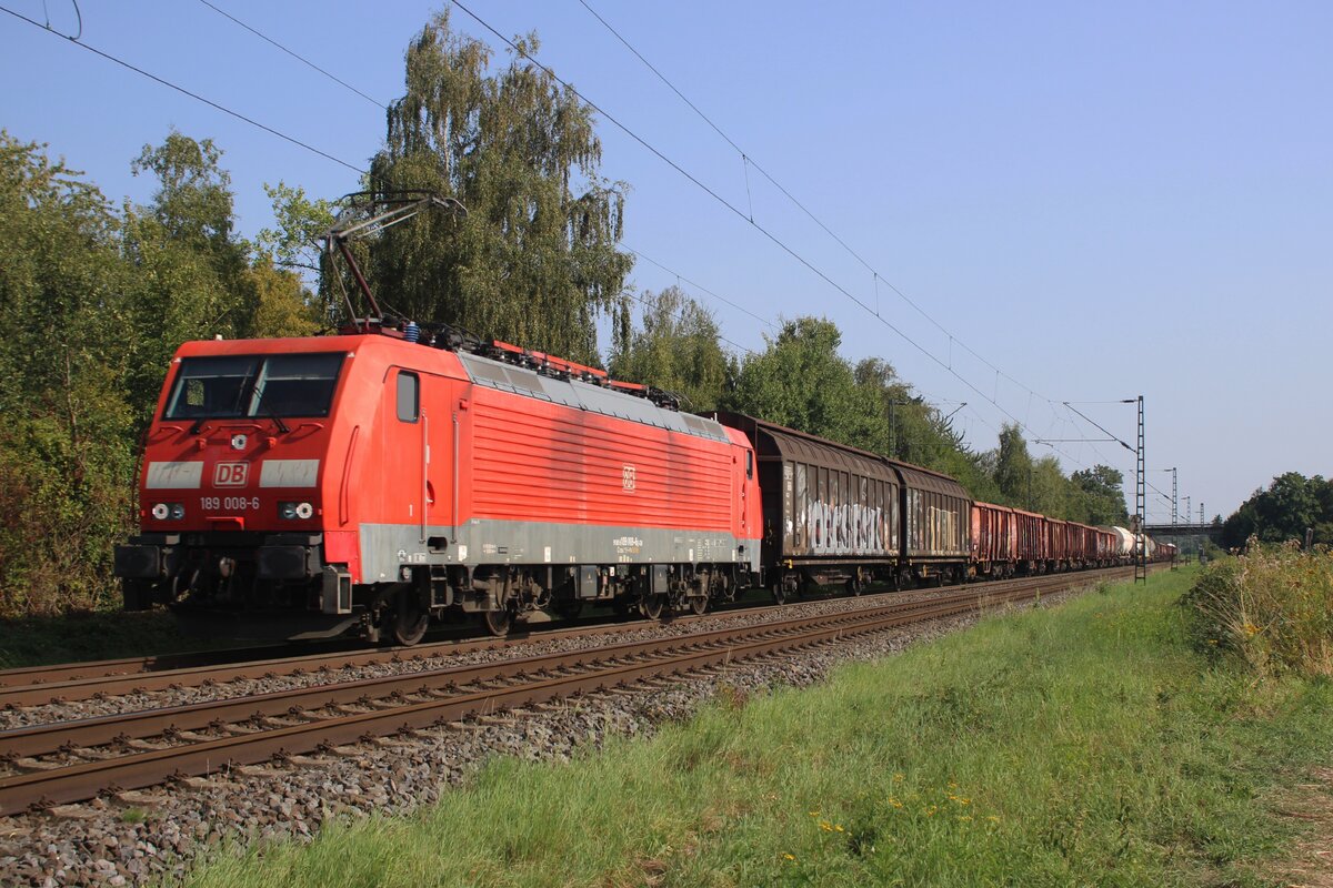 Mischguterzug mit 189 008 passiert am 12 Augustus 2025 bei Kaarst-Broicherheide einige Fotografen und wird vom offenbarer Weg fotografiert.