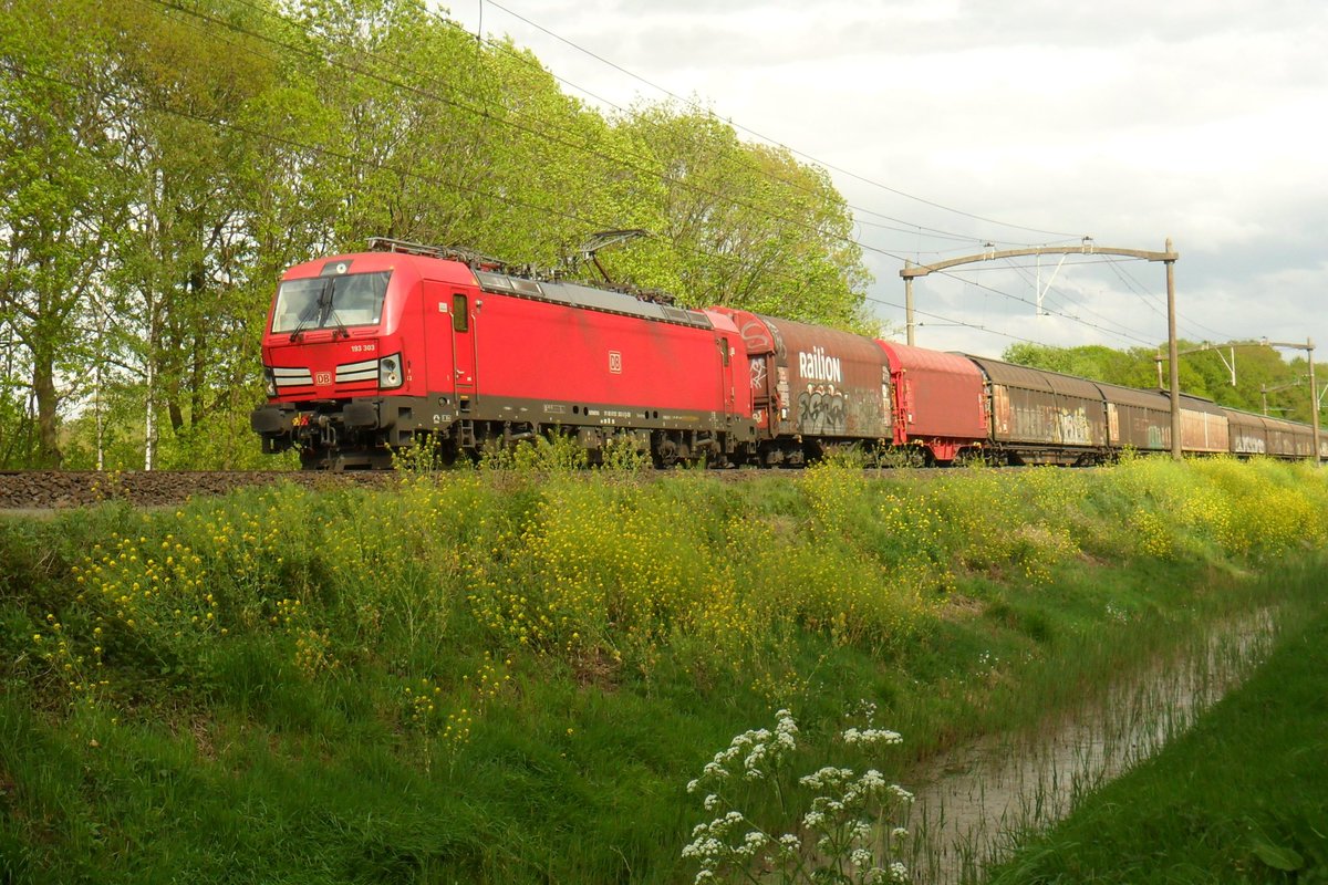 Mischguterzug mit 193 303 durchfahrt Tilburg Oude Warande am 24 April 2019.
