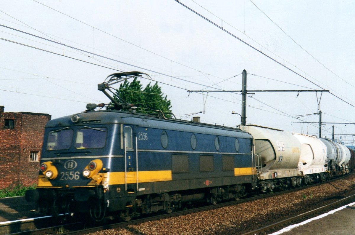 Mischguterzug mit 2556 passiert am 16 Mai 2002 Antwerpen-Berchem.
