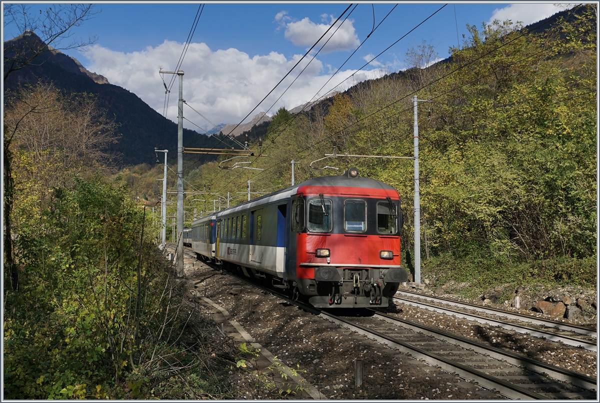 Mit dem BDt voraus fährt der IR 3317 bei Varzo Richtung Domodossola.
27. Okt. 2017