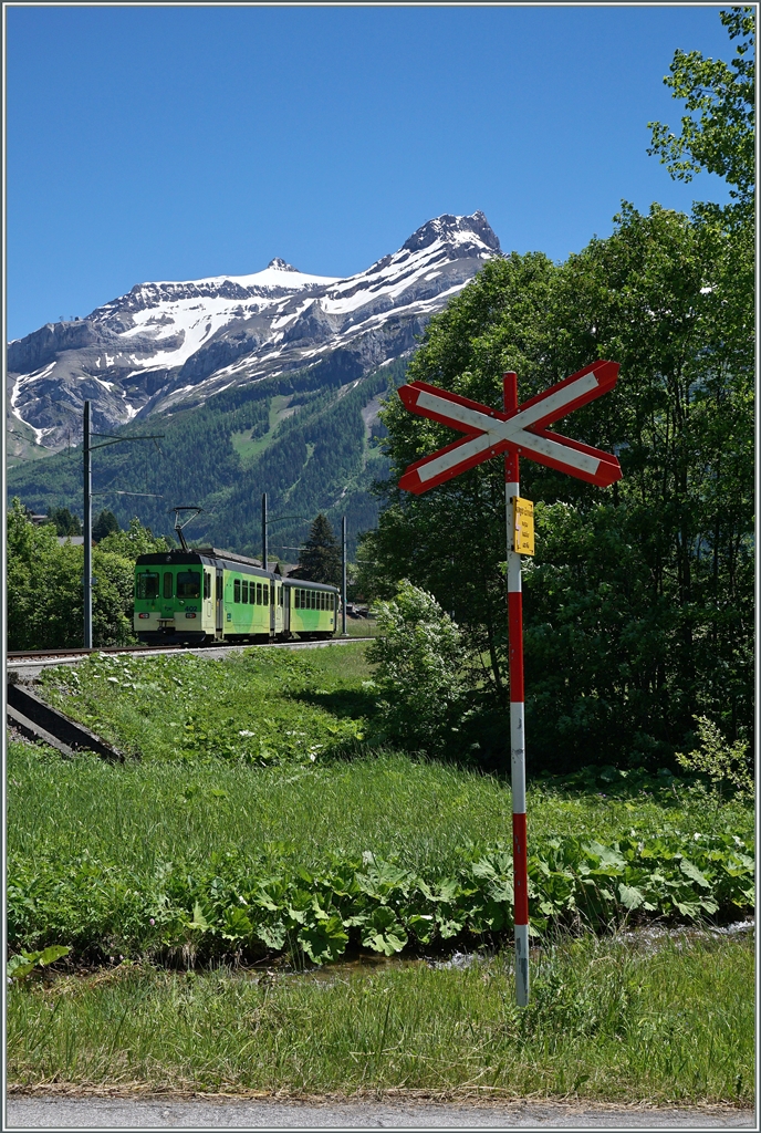 Mit dem Bt 432 an der Spitze und dem schiebenden BDe 4/4 402 erreicht der ASD Regionalzug 440 in wenigen Minuten sein Ziel Les Diablerets.
22. Juni 2016
