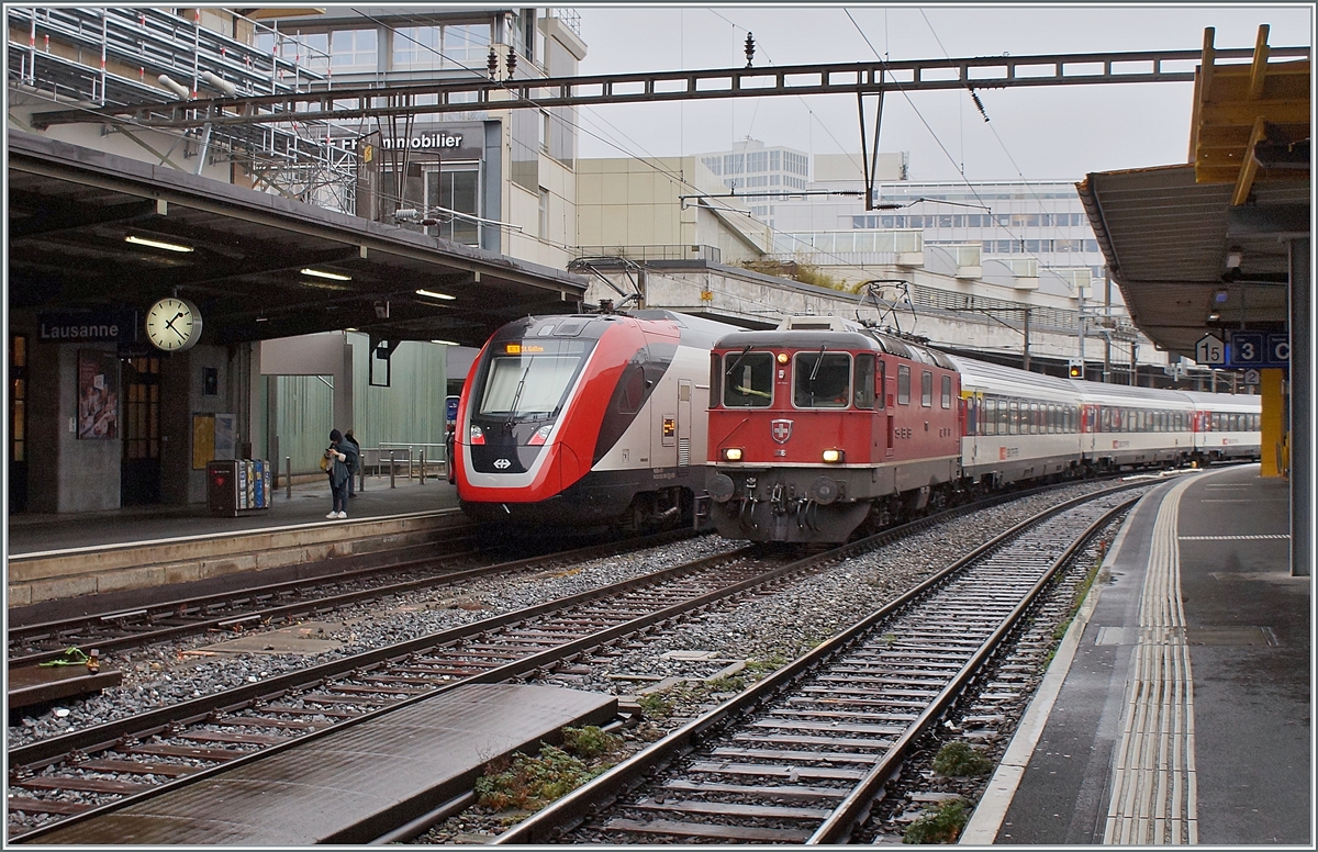 Mit dem Fahrplanwechsel Mitte Dezember endet in der Westschweiz der Planmässige Einsatz der Re 4/4 II vor Reisezüge. Im Bild rangiert die SBB Re 4/4 II 11116 (Re 91 85 420 116-6 CH-SBB) in Lausanne den am Morgen angekommen IR von Neuchâtel für die Rückfahrt am Abend. Erfreulicherweise wurde für diesen Dienst sogar eine der sonst hier kaum mehr anzutreffenden Re 4/4 II der 1. Serie eingeteilt. 

8. Dezember 2021