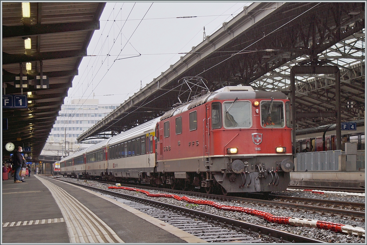 Mit dem Fahrplanwechsel Mitte Dezember endet in der Westschweiz der Planmässige Einsatz der Re 4/4 II vor Reisezüge. Im Bild rangiert die SBB Re 4/4 II 11116 (Re 91 85 420 116-6 CH-SBB) in Lausanne den am Morgen angekommen IR von Neuchâtel für die Rückfahrt am Abend. Erfreulicherweise wurde für diesen Dienst sogar eine der sonst hier kaum mehr anzutreffenden Re 4/4 II der 1. Serie eingeteilt. 

8. Dezember 2021