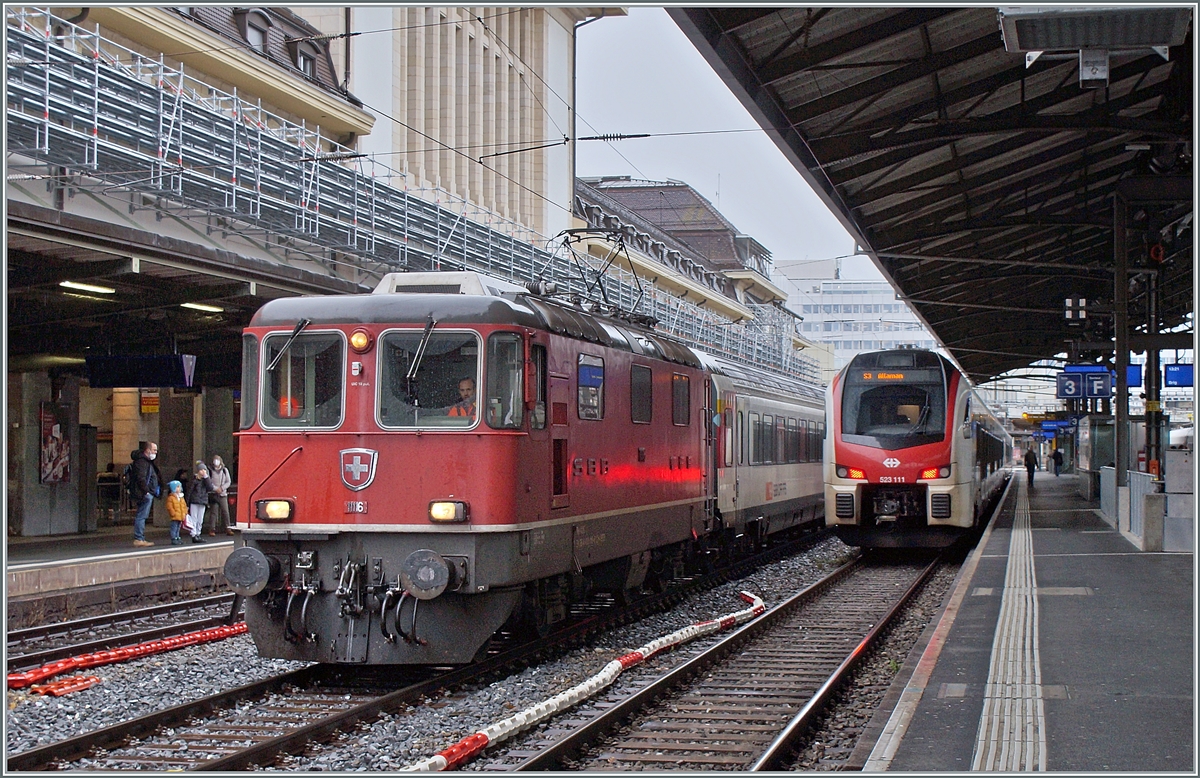 Mit dem Fahrplanwechsel Mitte Dezember endet in der Westschweiz der Planmässige Einsatz der Re 4/4 II vor Reisezüge. Im Bild rangiert die SBB Re 4/4 II 11116 (Re 91 85 420 116-6 CH-SBB) in Lausanne den am Morgen angekommen IR von Neuchâtel für die Rückfahrt am Abend. Erfreulicherweise wurde für diesen Dienst sogar eine der sonst hier kaum mehr anzutreffenden Re 4/4 II der 1. Serie eingeteilt. 

8. Dezember 2021