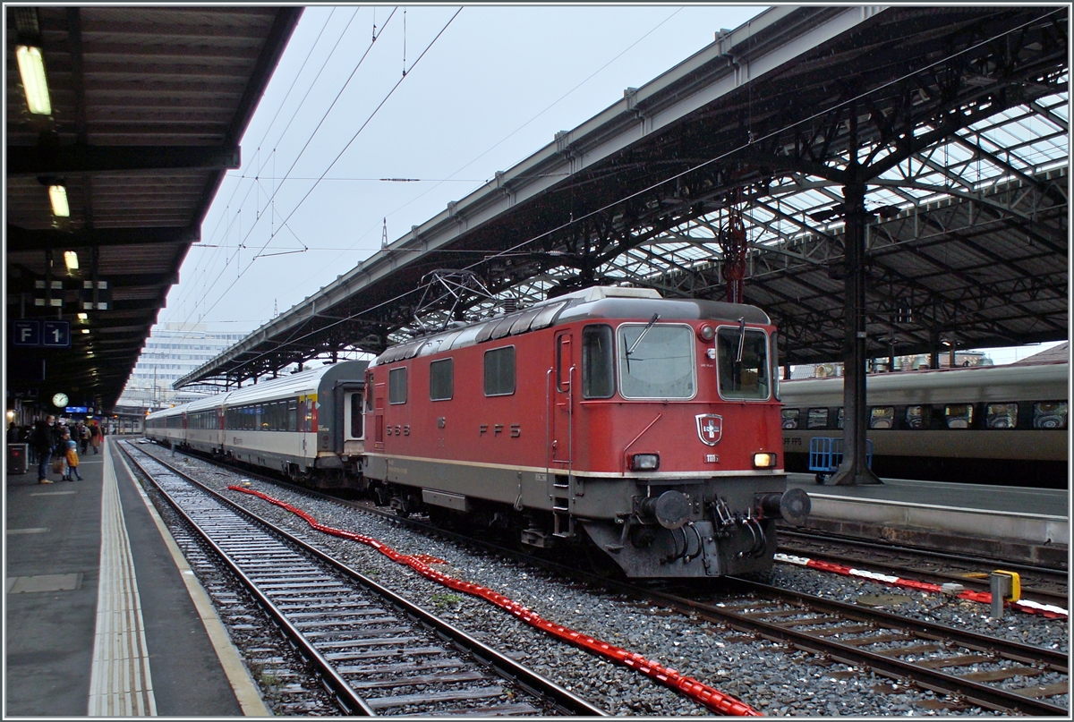 Mit dem Fahrplanwechsel Mitte Dezember endet in der Westschweiz der Planmässige Einsatz der Re 4/4 II vor Reisezüge. Im Bild rangiert die SBB Re 4/4 II 11116 (Re 91 85 420 116-6 CH-SBB) in Lausanne den am Morgen angekommen IR von Neuchâtel für die Rückfahrt am Abend. Erfreulicherweise wurde für diesen Dienst sogar eine der sonst hier kaum mehr anzutreffenden Re 4/4 II der 1. Serie eingeteilt. 

8. Dezember 2021