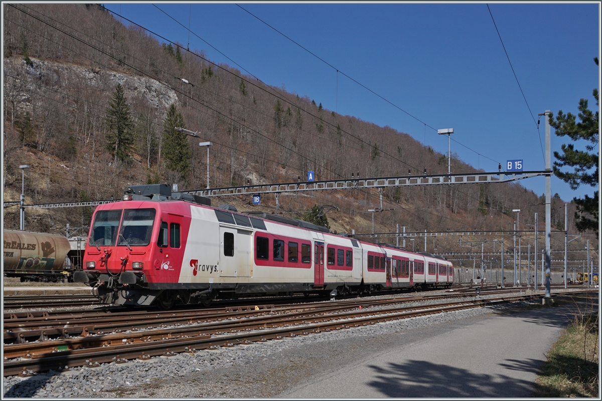 Mit dem neuen Betriebskonzept im Vallée de Joux ab August 2022 werden die Züge in Le Day geflügelt und das Vallée de Joux kommt in den Genuss von stündlichen Direktverbindungen nach Lausanne und Aigle (S2), im Gegenzug verliert Vallorbe die stündlichen Verbindungen ins Vallée de Joux und folglich werden die TRAVYS Domino Züge hier nur nur selten zu sehen sein. 

Der TRAVYS RBDe 560 384-0   Lac Brenet  (UIC RBDe 560 DO TR 94 85 7 560 348-0 CH-TVYS) verlässt Vallorbe in Richtung Le Brassus. 

24. März 2022
