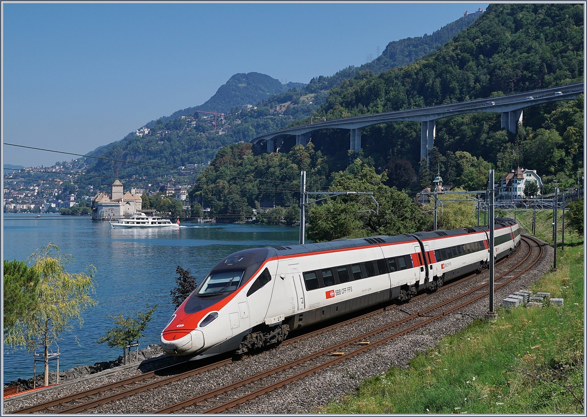 Mit dem SBB RABe 503 013-4 klappte das Motiv  Bahn und Schiff  schon etwas besser...
EC 32 Milano - Genève beim Château de Chillon.
3. August 2018