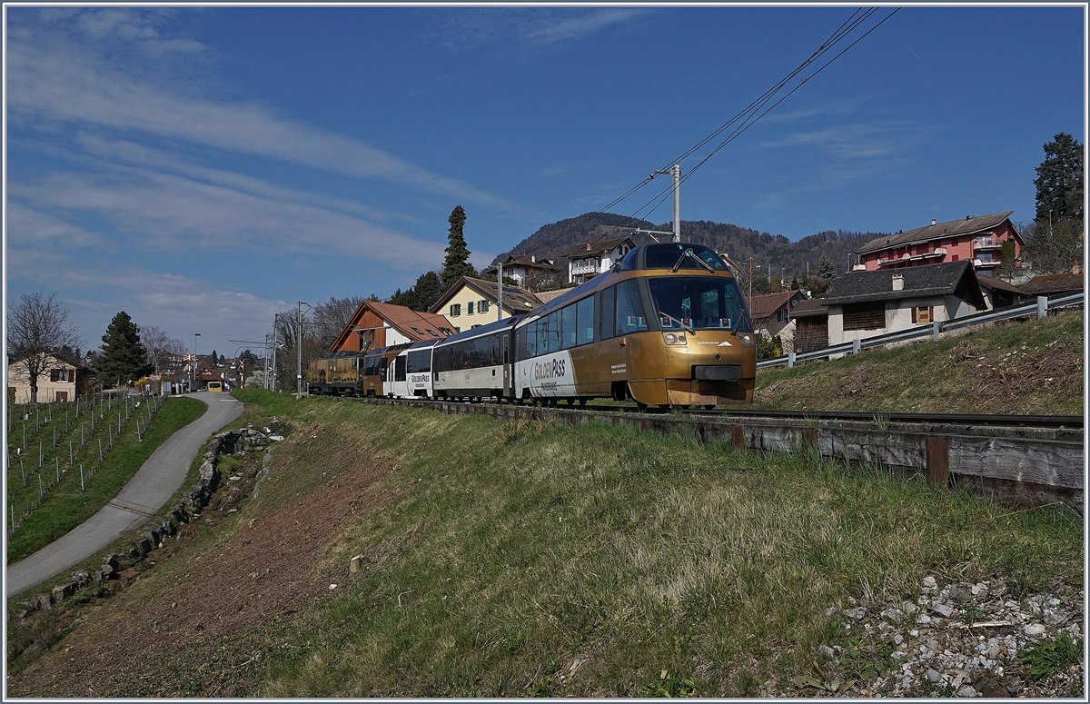 Mit dem Steuerwagen Ast 117 an der Spitze fährt der MOB Panoramic Express bei Planchamp in Richtung Montreux.

17. März 2020
