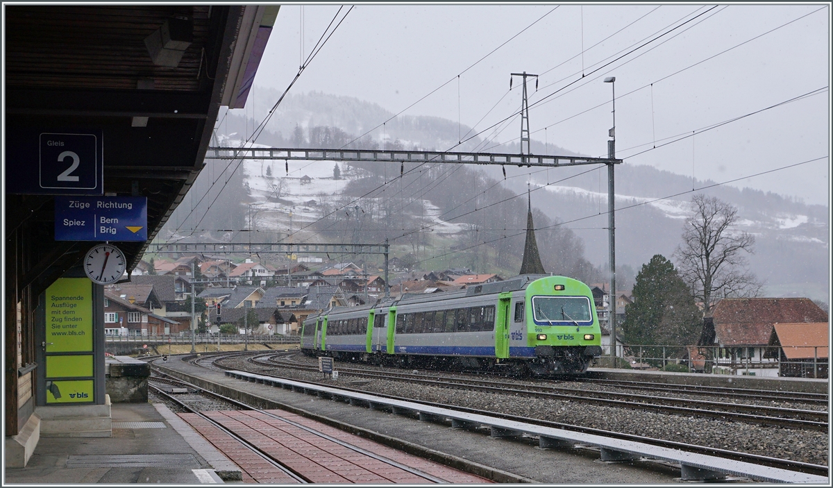 Mit dem Steuerwagen voraus erreicht ein BLS EW III RE von Zweisimmen nach Interlaken Ost den für Reisenden nun geschlossenen Bahnhof von Leissigen.

16. März 2021