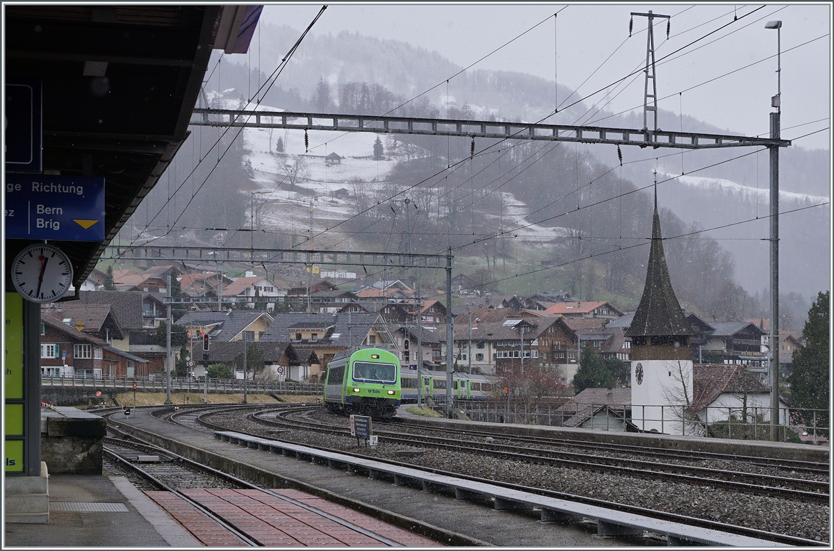 Mit dem Steuerwagen voraus erreicht ein BLS EW III RE von Zweisimmen nach Interlaken Ost den für Reisenden nun geschlossenen Bahnhof von Leissigen. 

16. März 2021  