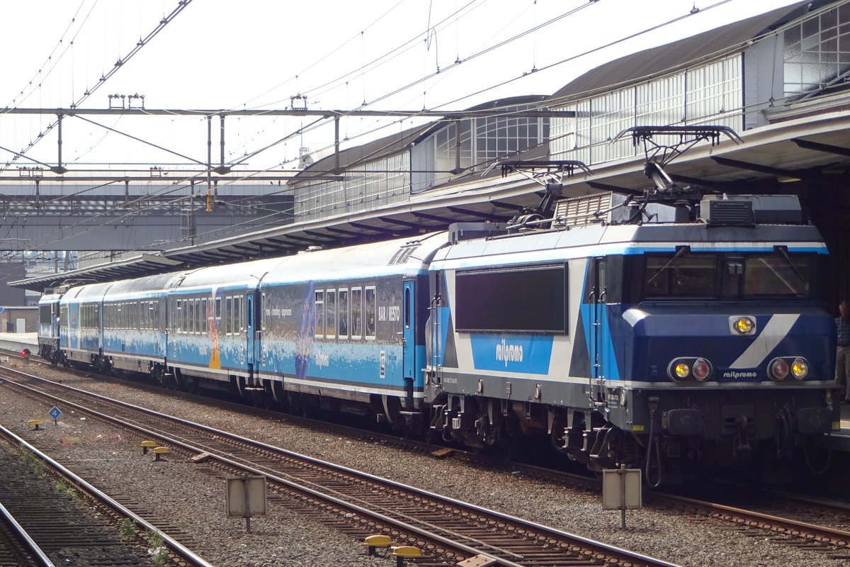 Mit der Dinner Train steht Rail Promo 101002 am 19 Juli 2019 in Amersfoort. Nach der Pleite von RailPromo in 2020 werden die Loks Besitzt von TCS.
