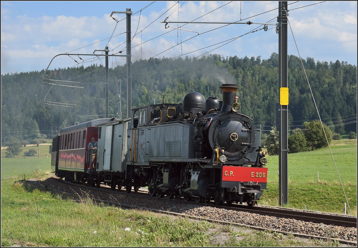 Mit der E 206 nach Tavannes. La Traction Sonderzug bei Le Noirmont. August 2019.