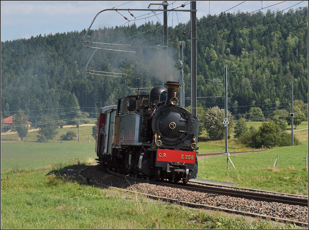 Mit der E 206 nach Tavannes. La Traction Sonderzug bei Le Noirmont. August 2019.