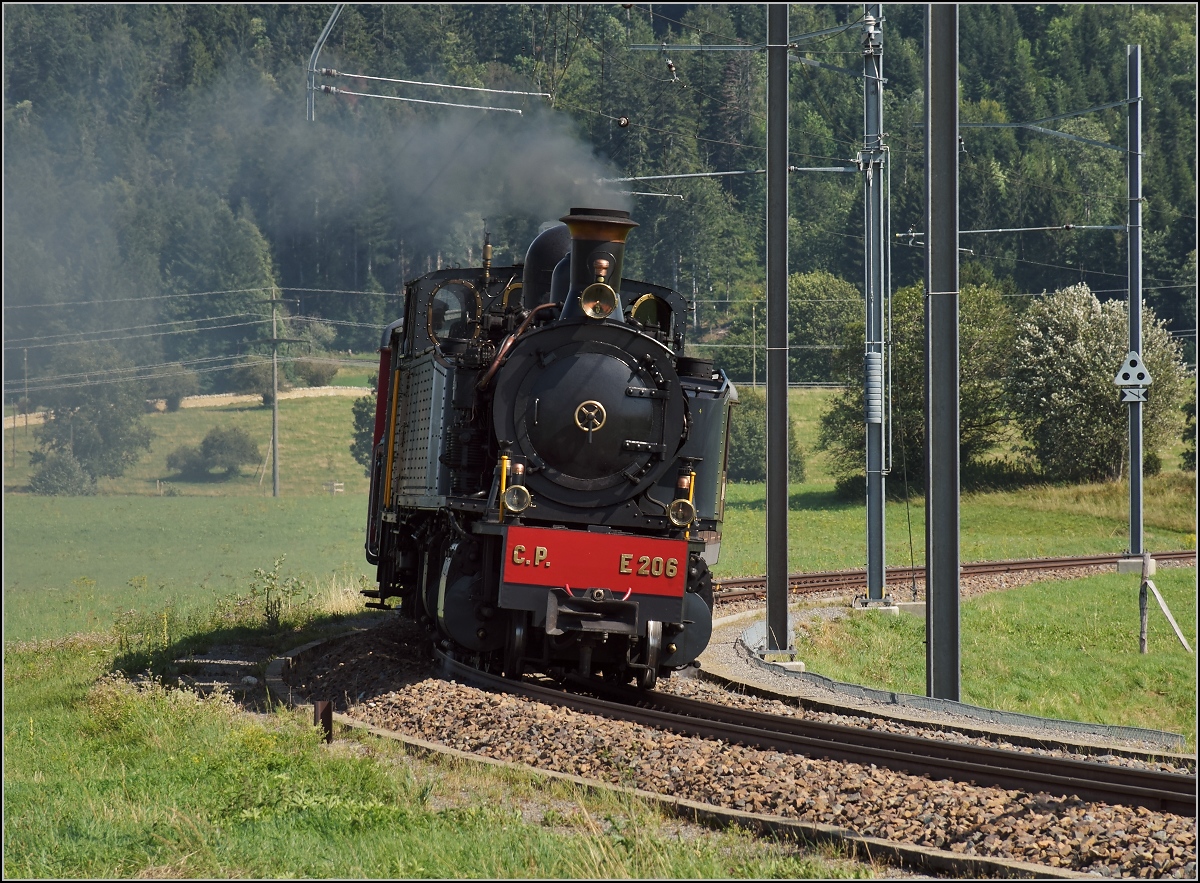 Mit der E 206 nach Tavannes. La Traction Sonderzug bei Le Noirmont. August 2019.