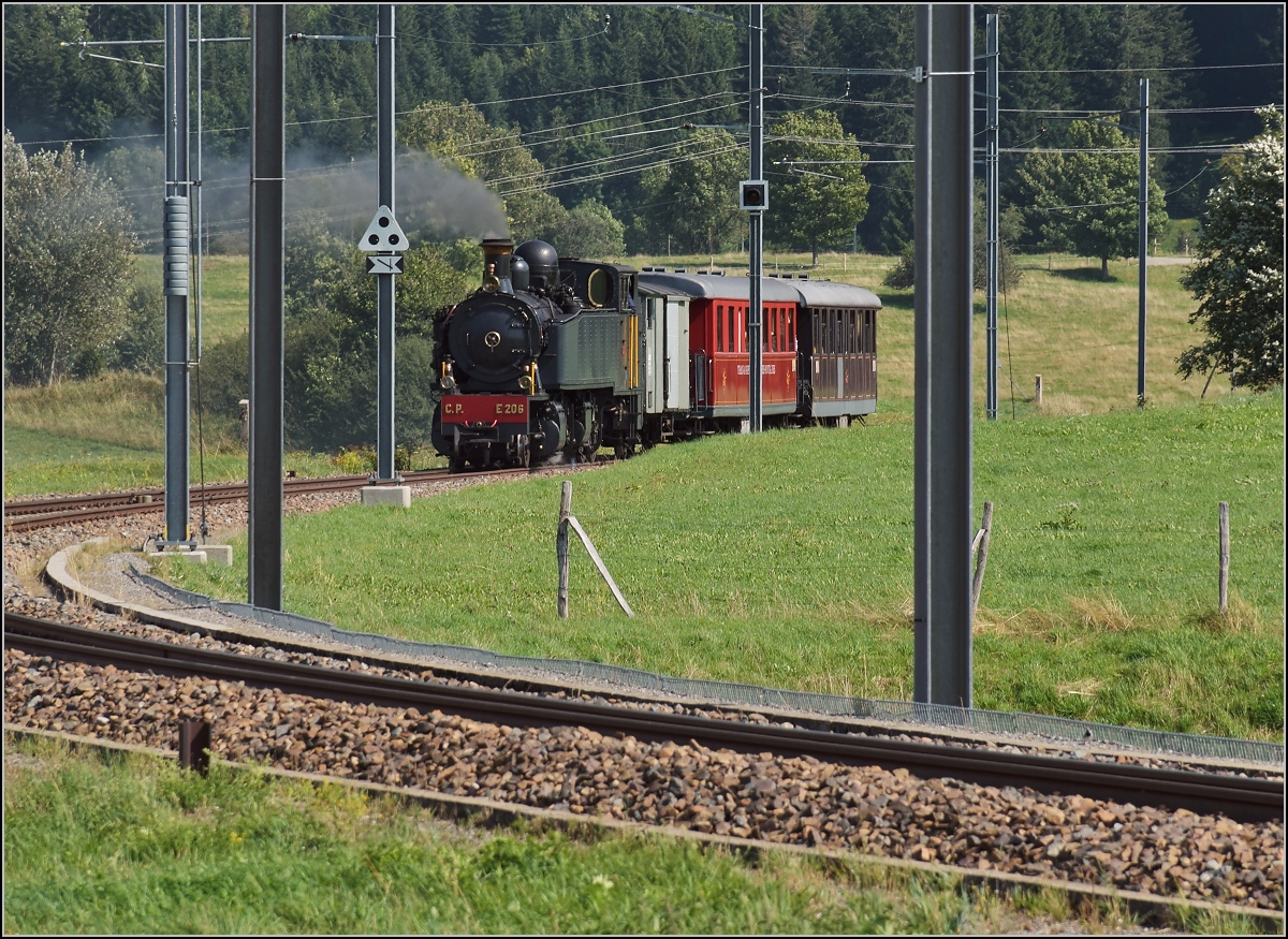 Mit der E 206 nach Tavannes. La Traction Sonderzug bei Le Noirmont. August 2019.