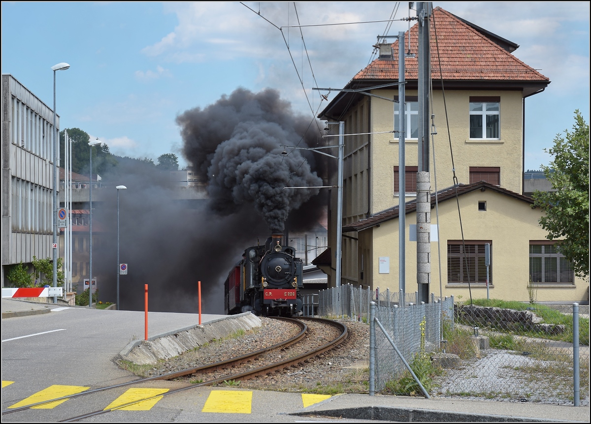 Mit der E 206 nach Tavannes. La Traction Sonderzug in Tramelan. August 2019.