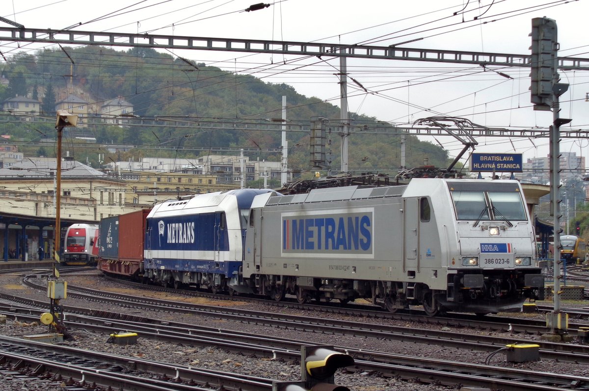 Mit ein 761er steht Metrans 386 023 am 19 September 2017 in Bratislava hl.st. und macht dort Pause.
