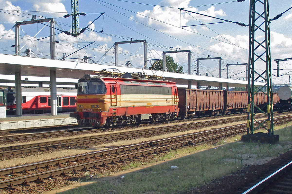 Mit ein Leerkohlezug durchfahrt ZSSK 240 126 Kelenfld.
