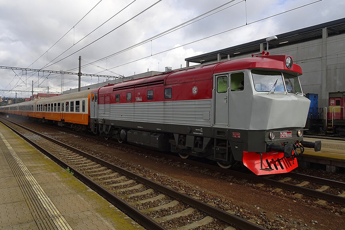 Mit ein Quasi-Städte-Expresszug steht T478 2006 in Benesov u Prahy am 10 September 2022 während das Bahnhofsfest STEAM53.