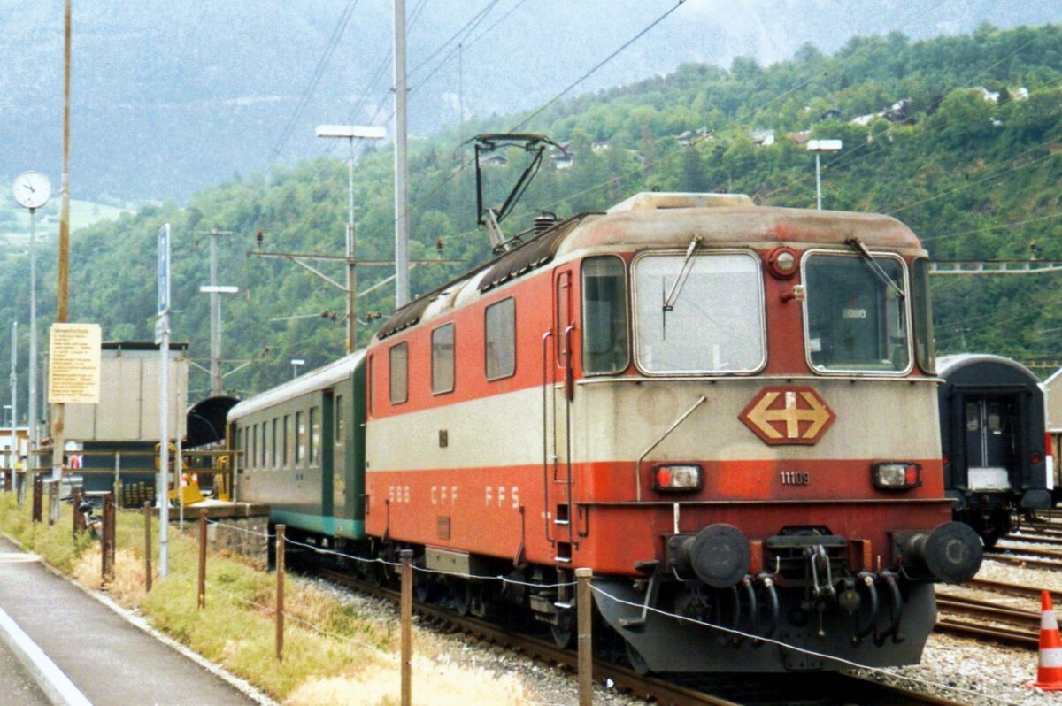 Mit ein saisonsbedingter Autoshuttlezug steht 11109 am 21 Mai 2006 in Brig.