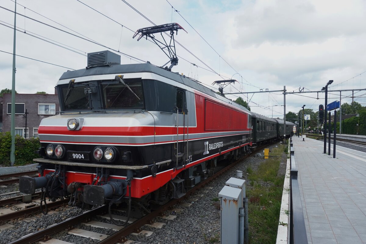 Mit ein Sonderzug treft RXP 9904 (ex-Railogixs 1618) am Morgen von 5 Juli 2026 in Hoorn ein.