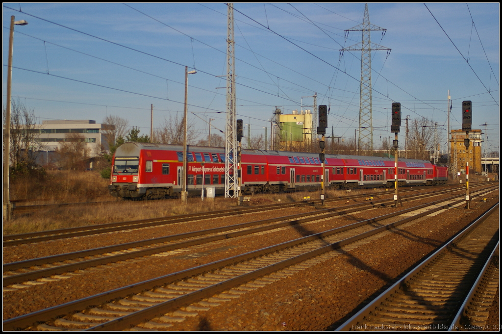 Mit einem Ersatzzug kam 143 641 und Dosto-Wagen als RB14 Nauen zum Endhalt am 07.01.2014 in Berlin Sch�nefeld Flughafen an
<br><br>
Update: ++ 26.11.2015 Opladen