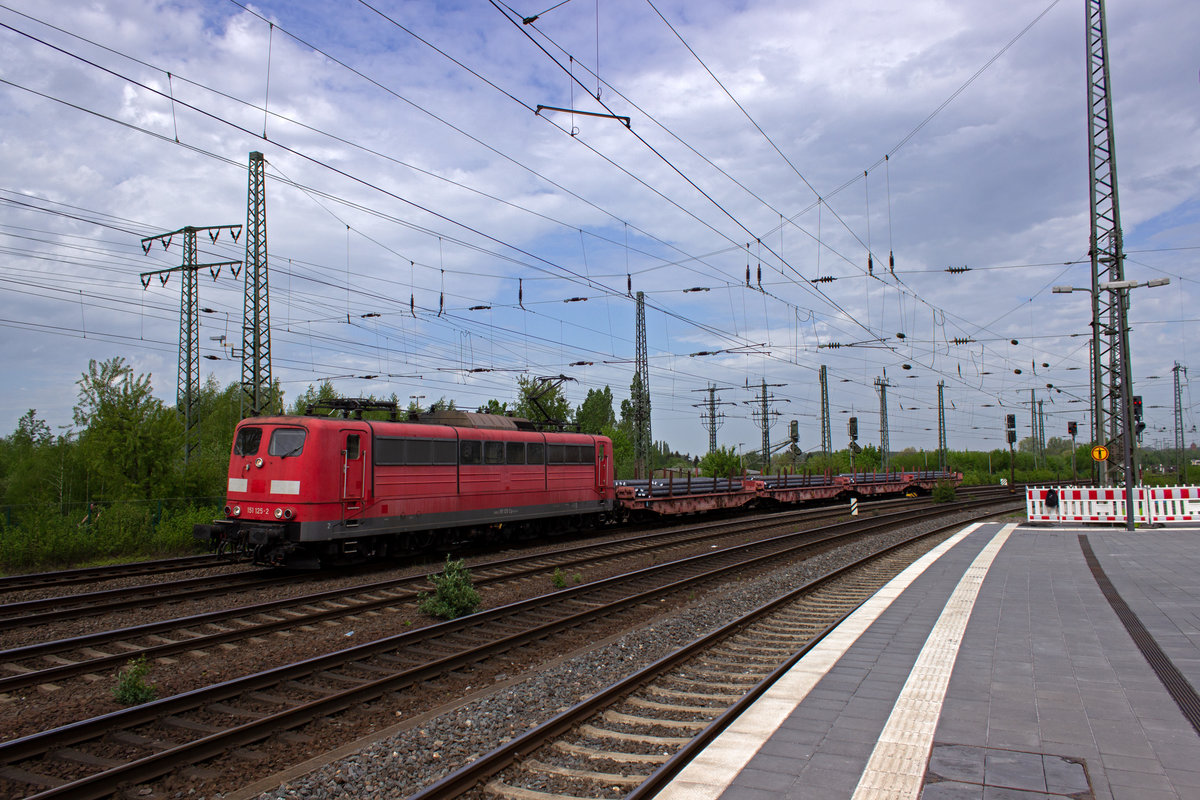 Mit einem kurzen aber sicherlich schweren Zug durchfhrt 151 125 am 24.4. Hamm.