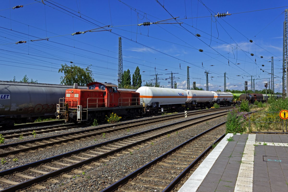 Mit einem kurzen �bergabezug aus Richtung M�nster f�hrt 294 718 in Hamm ein.