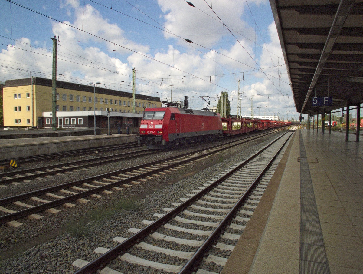 Mit einem leeren Autozug fuhr 152 057 am 21.08.14 durch Bremen. Mit im Bild: Zwei der zahlreichen anderen Fotografen, die an diesem Tag den Bremer Hauptbahnhof bevölkerten.