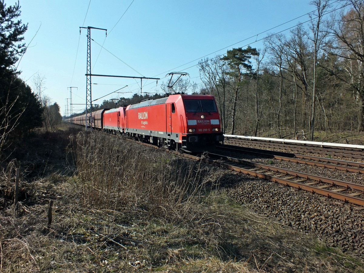 Mit einem leeren Kohlezug fahren 185 299 und 185 401 am 30.3.14 bei Berlin-Friedrichshagen ostw�rts.