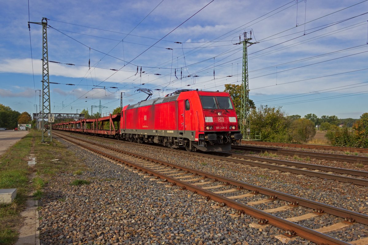 Mit einem Leerzug Autotransportwagen f�hrt 185 249 in Saarmund ein. Der Zug blieb im Anschluss auf dem durchgehenden Hauptgleis stehen und wartete bis ich ging augenscheinlich auf den abl�senden Lokf�hrer.