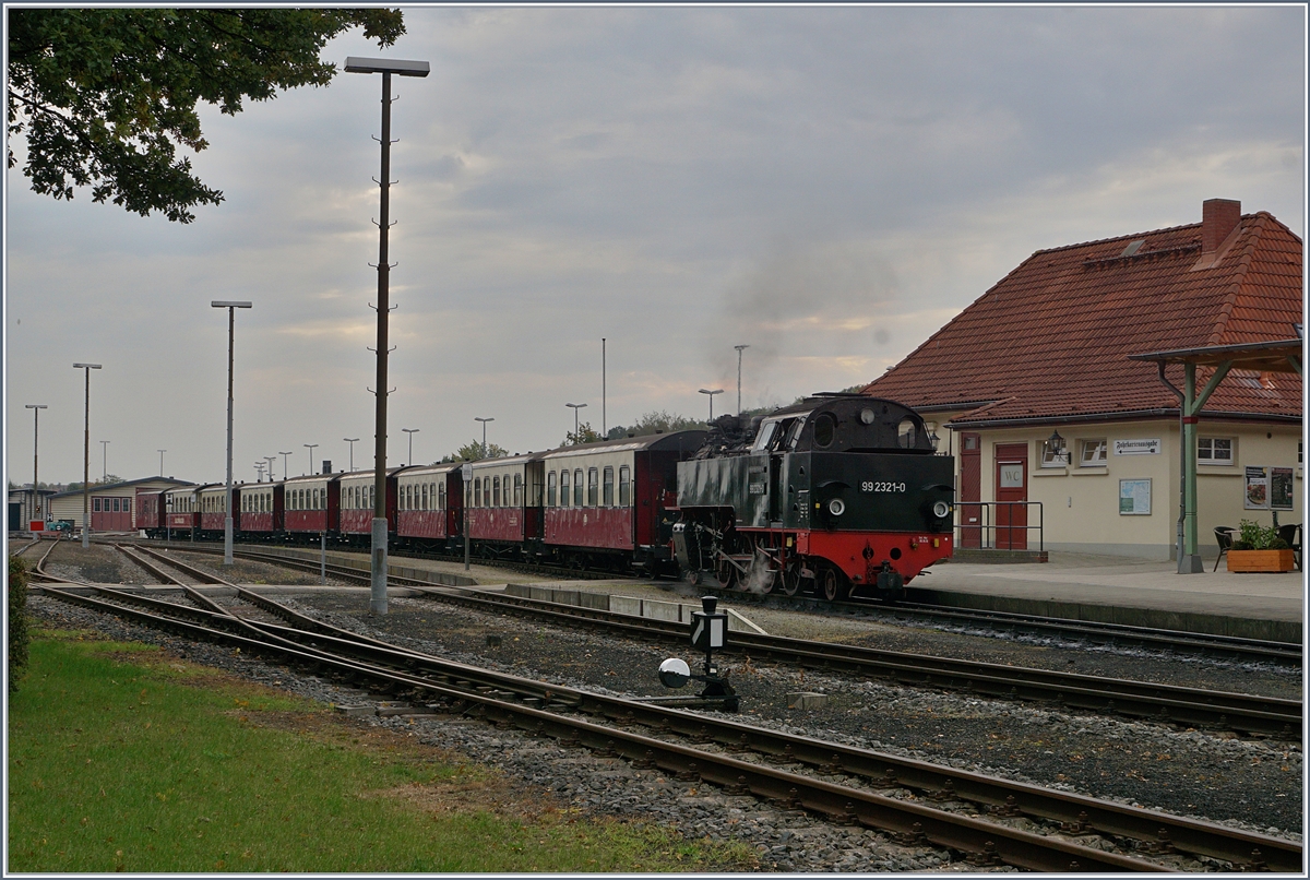 Mit einem recht stattlichen Zug wartet die 99 2321-0 in Bad Doberan auf die Abfahrt nach Khlungsborn West.
28. Sept. 2017