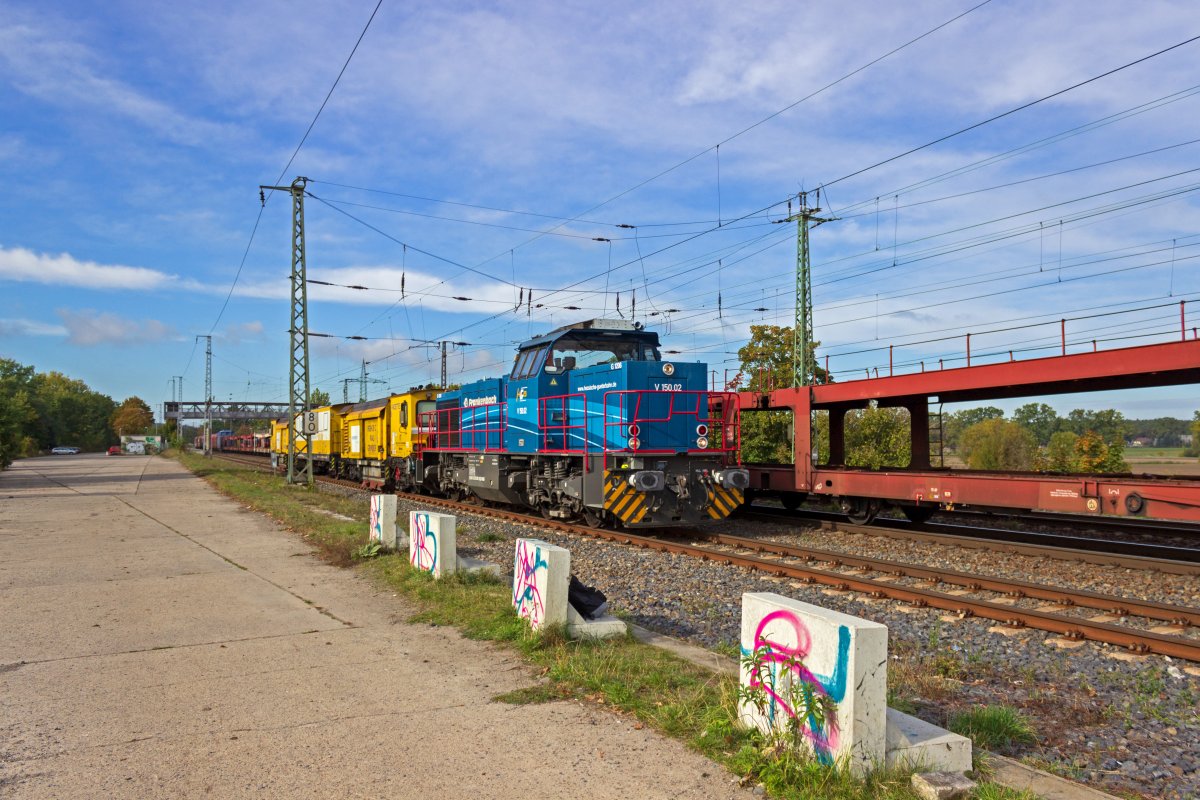 Mit einigen Gleisbaumaschinen im Schlepptau durchfhrt V 150.02 der HGB (92 80 1275 501-5 D-HGB) am 13.10.2020 Saarmund.