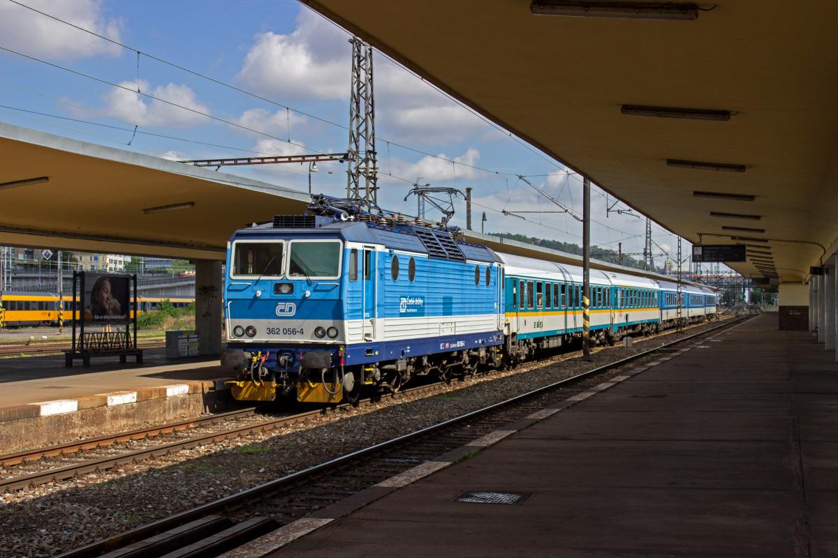 Mit Ex 358  Z�padn� Express  nach M�nchen h�lt 362 056 in Praha-Sm�chov. Die Lok bleibt bis Plzeň hl.n. am Zug, ab da �bernimmt eine Diesellok von ALEX.