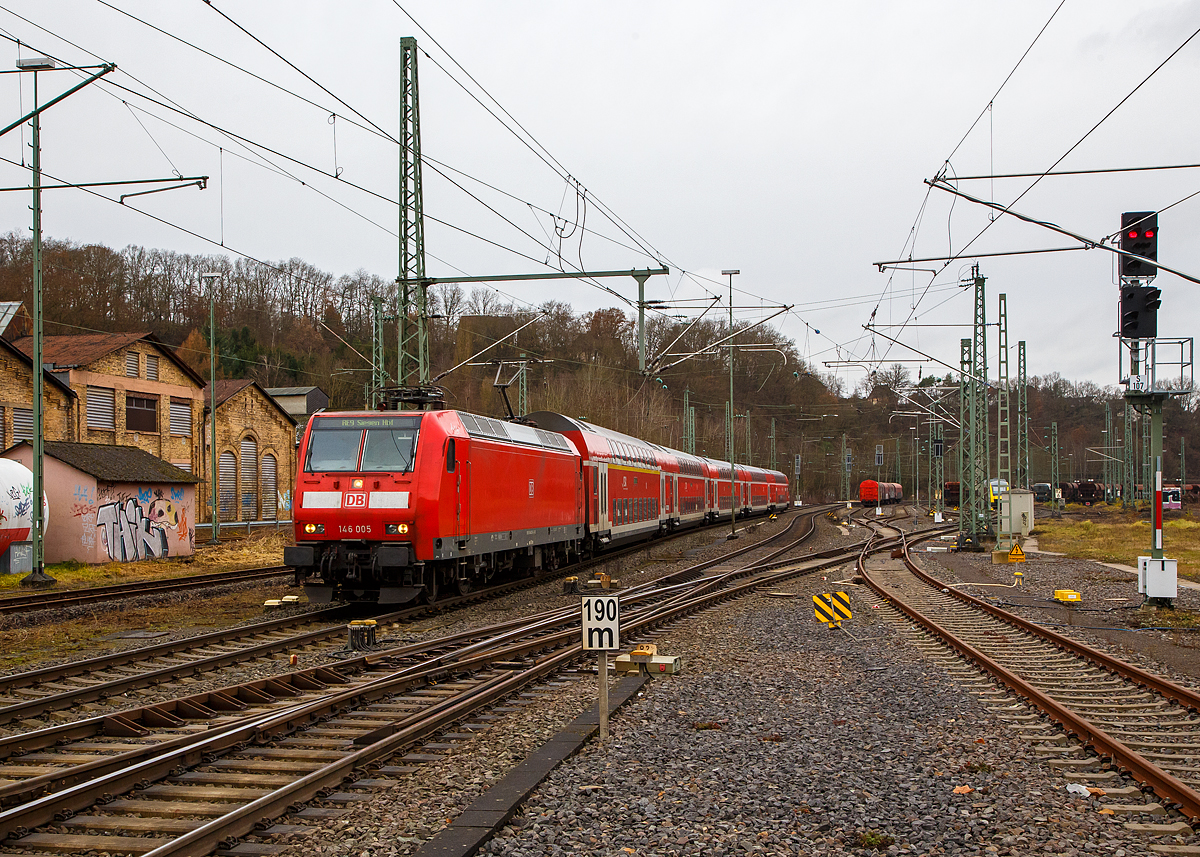 Mit fast 30 Minuten Verspätung erreicht die 146 005-4 (91 80 6146 005-4 D-DB) der DB Regio NRW, mit dem RE 9 (rsx - Rhein-Sieg-Express) Aachen - Köln - Siegen, am 08.12.2021 den Bahnhof Betzdorf (Sieg).

Die TRAXX P160 AC1 wurde 2001 von ABB Daimler-Benz Transportation GmbH in Kassel unter der Fabriknummer 33812 gebaut.  
