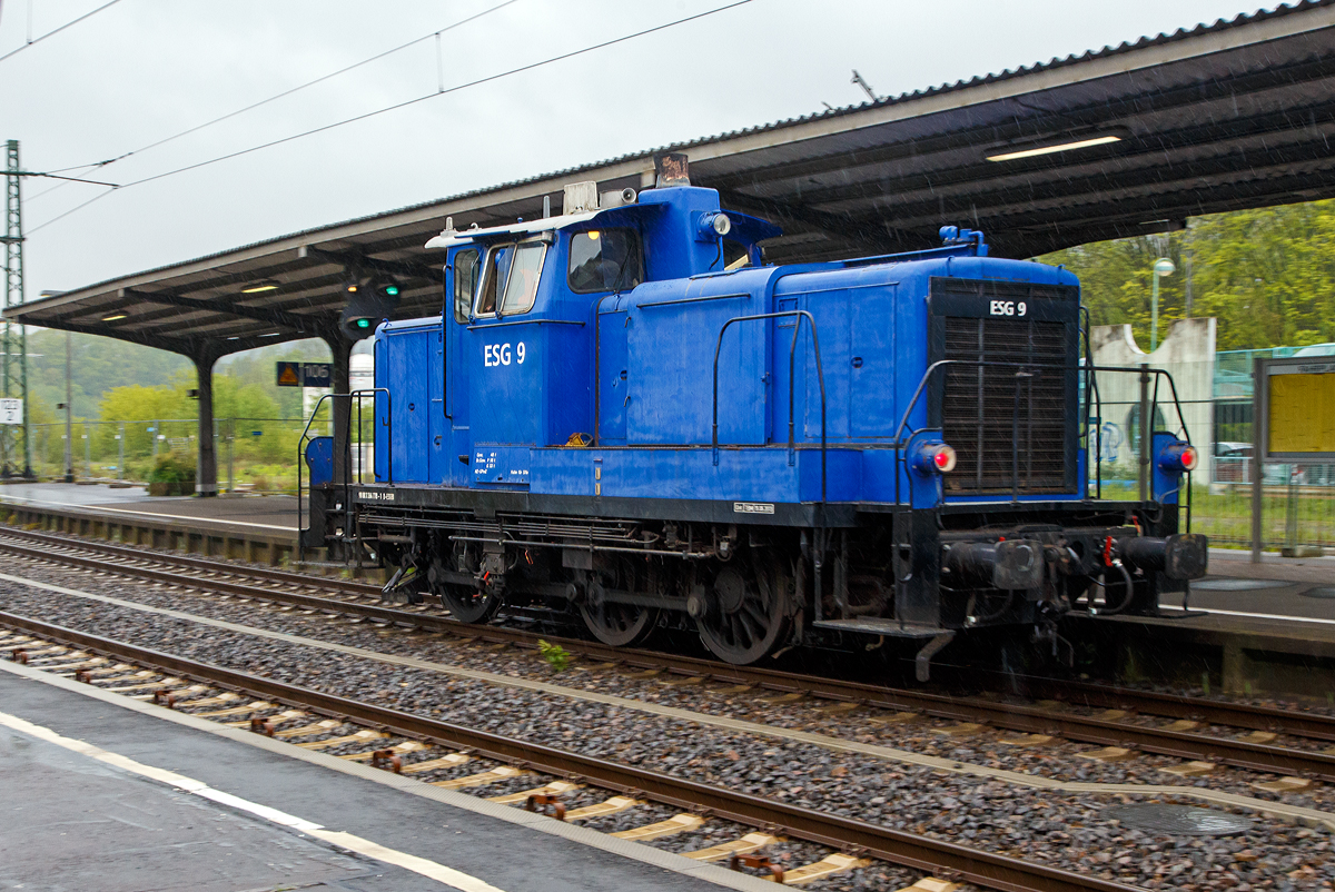 
Mit Höchstgeschwindigkeit (60 km/h bei der V 60) bei leichtem Regen fährt die ESG 9 (98 80 3364 778-1 D-ESGBI) der ESG Eisenbahn Service Gesellschaft mbH (Vaihingen an der Enz), ex DB 364 778-1, ex DB 360 778-5, ex DB 260 778-6, sowie ex DB V 60 778, am 11.05.2019 bei Regen durch den Bahnhof Betzdorf/Sieg in Richtung Köln.

Die V 60 der leichten Bauart wurde 1960 von Henschel & Sohn in Kassel unter der Fabriknummer 30067 und als V 60 778 an die Deutsche Bundesbahn geliefert.