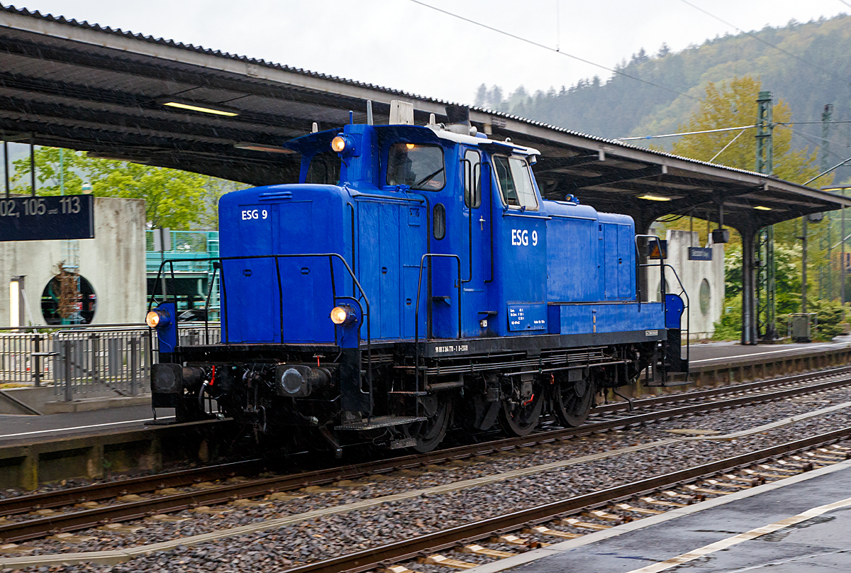 
Mit Höchstgeschwindigkeit (60 km/h bei der V 60) bei leichtem Regen fährt die ESG 9 (98 80 3364 778-1 D-ESGBI) der ESG Eisenbahn Service Gesellschaft mbH (Vaihingen an der Enz), ex DB 364 778-1, ex DB 360 778-5, ex DB 260 778-6, sowie ex DB V 60 778, am 11.05.2019 bei Regen durch den Bahnhof Betzdorf/Sieg in Richtung Köln.

Die V 60 der leichten Bauart wurde 1960 von Henschel & Sohn in Kassel unter der Fabriknummer 30067 und als V 60 778 an die Deutsche Bundesbahn geliefert.