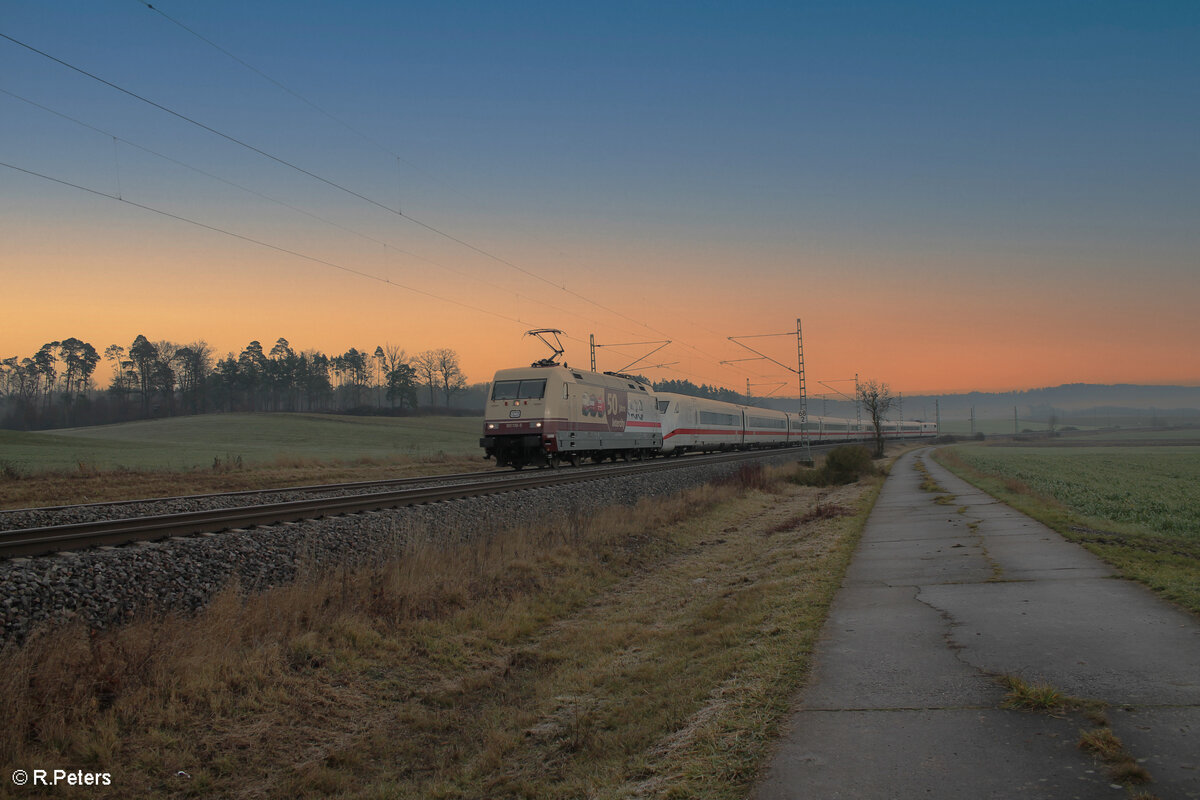 Mit einer ICE2 Überführung von München nach Berlin - Rummelsburg fuhr 101 110  50Jahre InterCity  bei Oberdachstetten am 08.12.24 vorbei.