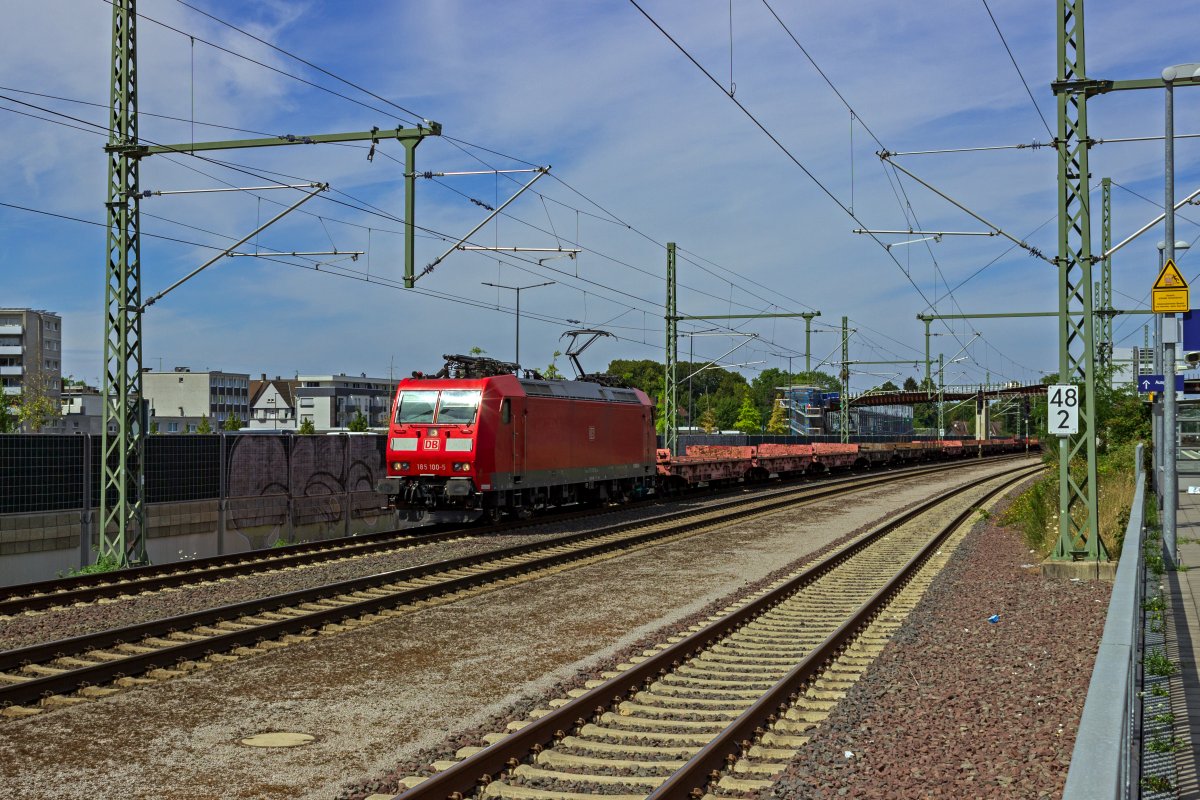 Mit leeren Flachwagen f�r Stahlprodukte ist 185 100 im Bahnhof Opladen unterwegs in Richtung Gremberg.