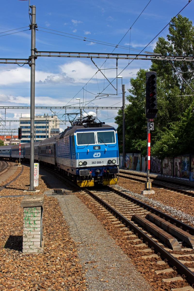 Mit R 716  Vltava  von Česk� Budějovice kommend erreicht 362 086 am 21.06.19 Praha-Hole�ovice.