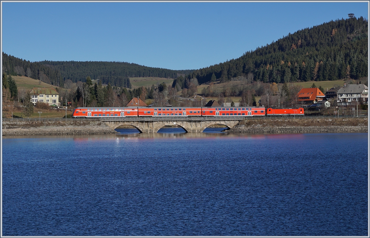Mit der Schublok 143 332-5 fhrt die Regionalbahn 17266 von Seebrugg kurz nach der Station Schluchsee Richtung Freiburg.
29. Nov. 2016  