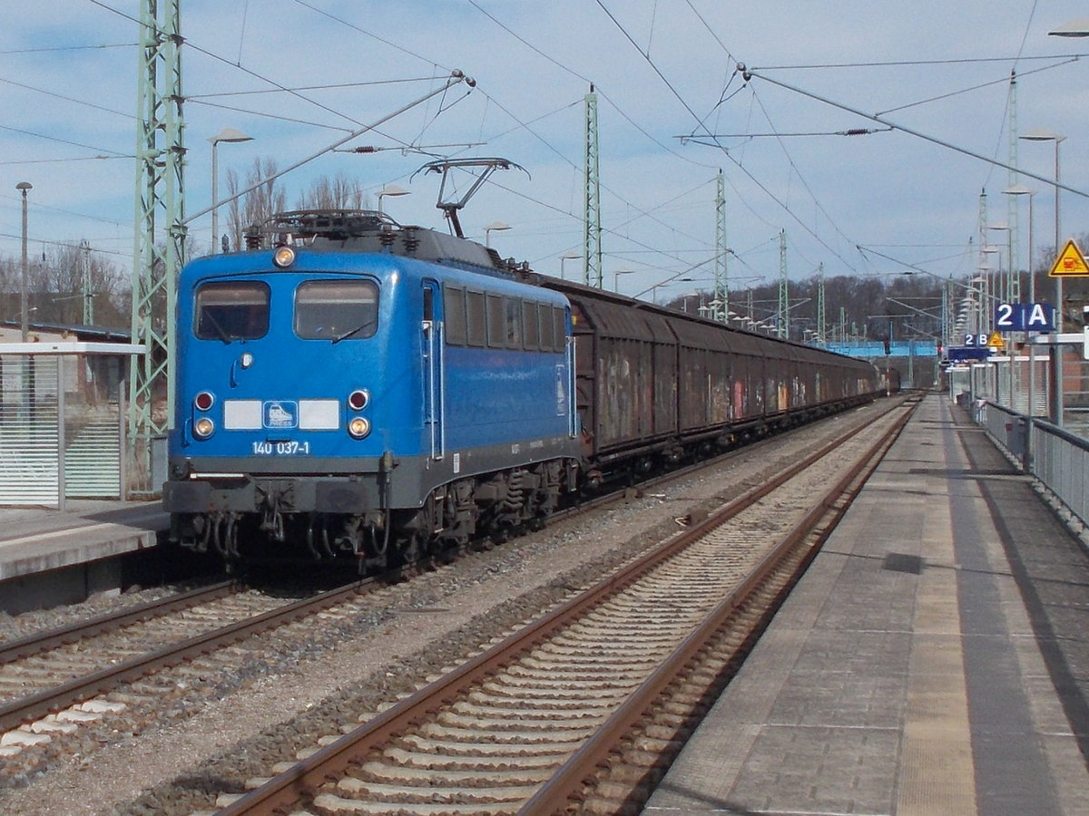 Mit schwedischen Schiebewandwagen kam die PRESS 140 037,am 12.M�rz 2017,durch Bergen/R�gen.