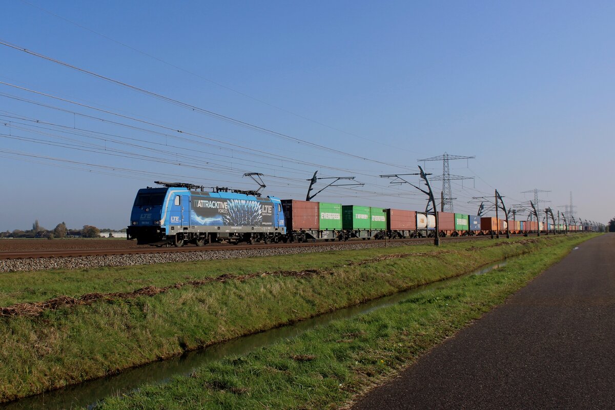 Mit der umgeleiteter Mannheim/Wrth Containerzug durchfahrt am 25 Oktober 2024 LTE 186 944 Angeren und wird vom offenbarer weg fotografiert.