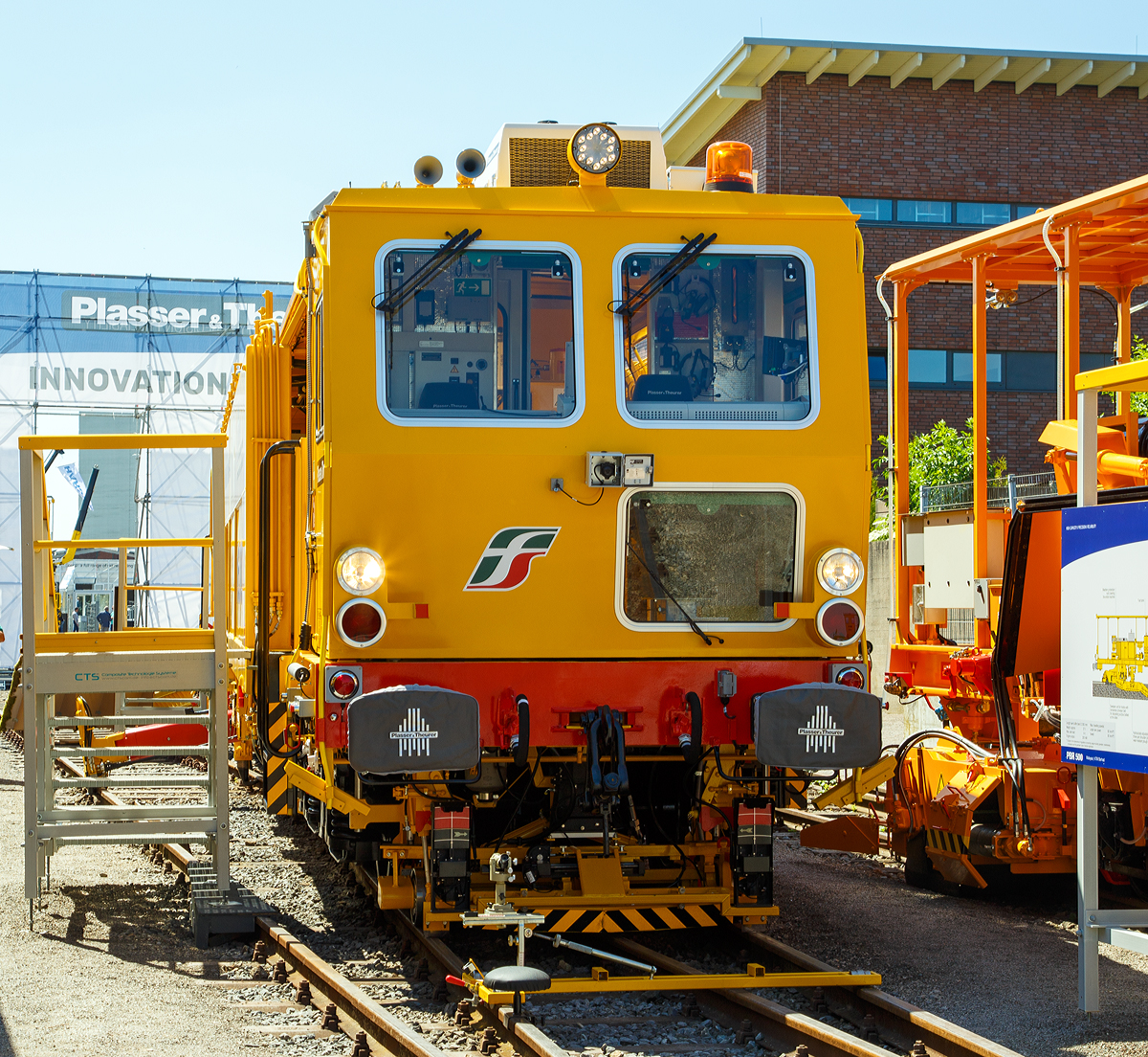 
Mit dieser UNIMAT COMBI 08–275 hat Plasser & Theurer (Linz) nun 16.000 Gleisbaumaschinen ausgeliefert, sie wurde auf der iaf in Münster präsentiert (am 01.06.2017) und an die Rete Ferroviaria Italiana (RFI), Gruppo Ferrovie dello Stato Italiane (zur Gruppe der Italienische Staatsbahnen) übergeben. Dieser UNIMAT COMBI 08–275 hat die UIC-Nummer IT-RFI 99 83 9422 046-6 und wurde 2017 von Plasser & Theurer  in Linz gebaut.

Der Unimat Combi 08-275 wurde zur Sofortbehebung von Gleislagefehlern entwickelt. Neben dem Universalstopfaggregat verfügt die Maschine über Einrichtungen zum Pflügen, Kehren und Aufzeichnen der Gleisgeometrie. Sie ist äußerst universell einsetzbar auf Gleisen und Weichen.

Die italienische Bahn wird mit einer ganzen Serie dieser Multifunktionsmaschinen ausgestattet. Der erste Unimat Combi 08-275 ging 2010 an Rete Ferroviaria Italiana (RFI) in Bologna. Bis 2018 sind es insgesamt 13 gelieferte Unimat Combi 08-275. Der Einsatz identer Technologie unterstützt maßgeblich die Einhaltung von Standards hinsichtlich der Bearbeitungsqualität. Wie bei vielen Bahnverwaltungen setzt auch Italien in den lokalen Verantwortungsbereichen gleiche Instandhaltungsmaschinen ein.

Das gesamte Hochgeschwindigkeits-Streckennetz der italienischen Bahnverwaltung RFI umfasst bereits rund 1.000 km. Bei der Wahl der passenden Serienmaschine wurde darauf Wert gelegt, dass sie universell einsetzbar ist für kurzfristige Arbeiten auf Gleisen und Weichen. Das „Universalwerkzeug“ Unimat Combi 08-275 vereint folgende Technologien: Stopfmaschine für Gleise und Weichen, integrierter Schotterpflug und Kehrbürste, vollwertiges inertiales Gleisgeometrie-Messsystem.

Die Maschinen werden auf alle Bauhöfe der RFI verteilt und zur Einzelfehlerbehebung sowohl auf Hochgeschwindigkeitsstrecken als auch auf normalen Strecken eingesetzt. Mit einem Messfahrzeug werden im Vorfeld Einzelfehler detektiert. Das GPS-unterstützte inertiale Gleisgeometrie-Messsystem am Unimat Combi 08-275 findet die Gleisfehler schnell und punktgenau. Nach der Fehlerbehebung – dem Stopfen, Pflügen und Kehren – wird nachgemessen. Damit erreicht man eine verbesserte Auslastung der Universalstopfmaschine. Der Unimat Combi 08-275 kann auch als Messwagen eingesetzt werden. Die mitgelieferte Software analysiert die Messdaten gemäß den aktuellen Richtlinien von RFI.

Dreimal wöchentlich werden in vier- bis fünfstündigen Nachteinsätzen jeweils etwa 1.000 m Gleis und ein bis zwei Weichen gestopft, gepflügt und gekehrt.

Die Entscheidung für einen Serienmaschinentyp bringt eine Reihe von Vorteilen. Die Zulassungskonformität beschleunigt den Prozess. Ist eine Maschinentype bereits im Bestimmungsland zugelassen, geht eine neue Maschine derselben Type deutlich schneller in Betrieb. Standards im Maschinenpark vereinfachen auch die Wartung. Der Umfang der Ersatzteilbevorratung kann reduziert werden, wenn mehrere baugleiche Maschinen eingesetzt werden. Auch das Training und die Schulung der Bedienmannschaften wird durch Serienmaschinen erleichtert. 

TECHNISCHE DATEN:
Spurweite: 1.435 mm (Normalspur)
Anzahl der Achsen: 5 
Länge über Puffer:  31.140 mm
Eigengewicht: 94.000 kg
Zul. Anhängelast: 60 t
Zur Mitfahrt zugel. Personenzahl: 6
Kleister befahrbarer Gleisbogen: R = 120 m 
Höchstgeschwindigkeit: 100 km/h (Eigen und Geschleppt)