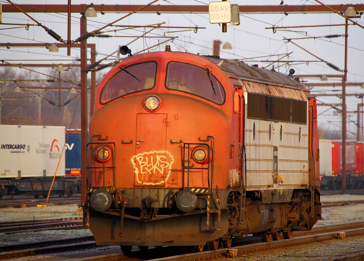 Mit wohltuendem 2-Takter brummen dieselt hier die Captrain/Railcare MY 1122 durch den Bhf Padborg/DK. 02.12.2013